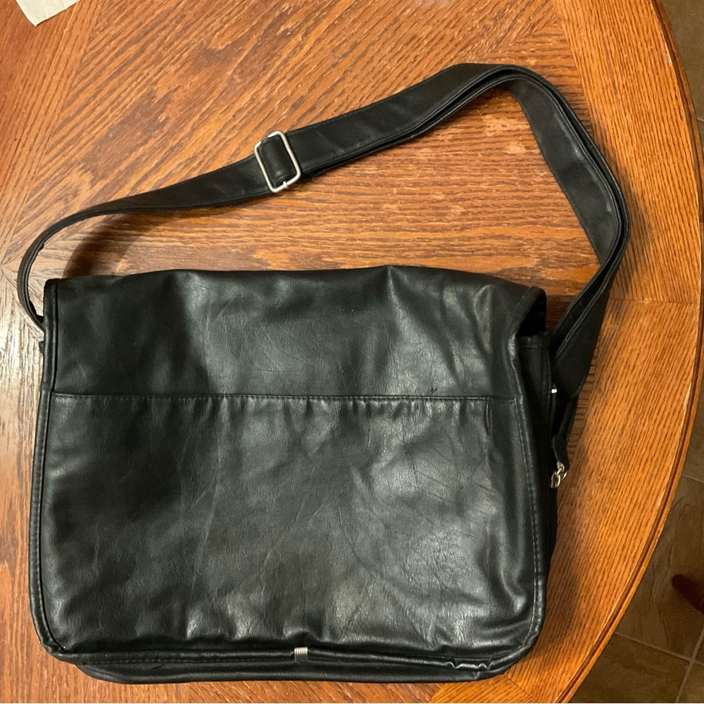 Multi Pocket Durable Vegan Faux Leather Silver Hardware Active Cary Bag! - Picture 8 of 16